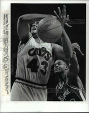 1990 Press Photo Benoit Benjamin hits the ball away from Daugherty during game