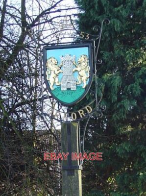 FOTO ORFORD DORFSCHILD DAS SCHILD ZEIGT DAS SCHLOSS UNTERSTÜTZT VON ZWEI LÖWEN RA