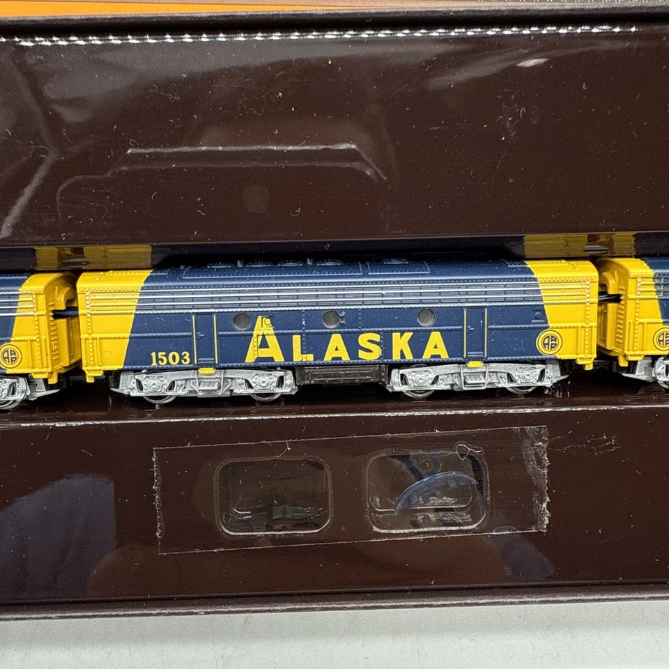New Marklin 8819 Z Scale Alaska Railroad EMD F7 A-B-A Diesel Loco Set with box - Image 4 of 4