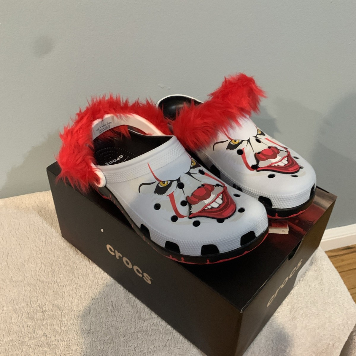 Crocs x IT Chapter 2 Pennywise Classic Clog Mens Size 12 Shoes 212351-90H Crocs x IT Chapter 2 Pennywise Classic Clog Shoes 212351-90H  main image 3