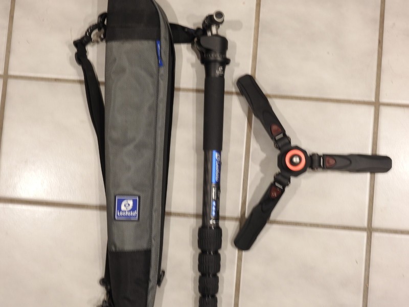 Leofoto MP-285C Carbon Fiber Monopod & Leofoto VD-02 Monopod Base Support