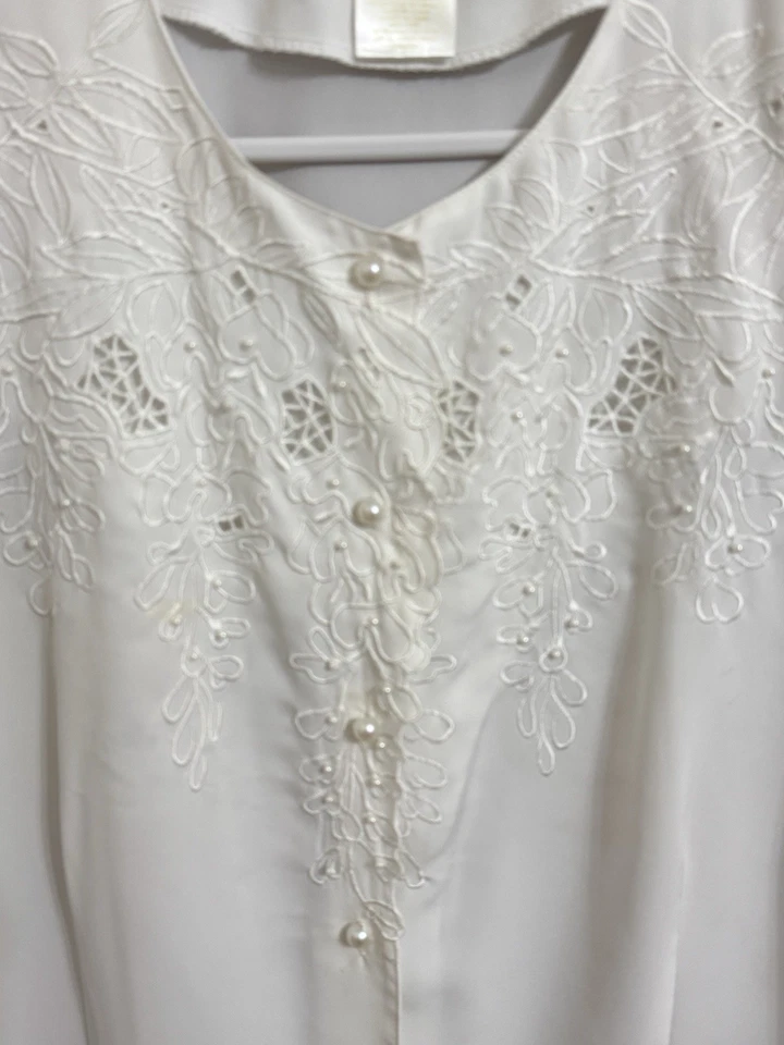 Blusa blanca bordada Christie & Jill con perlas y botones de perlas talla 16 Foto 2 de 4