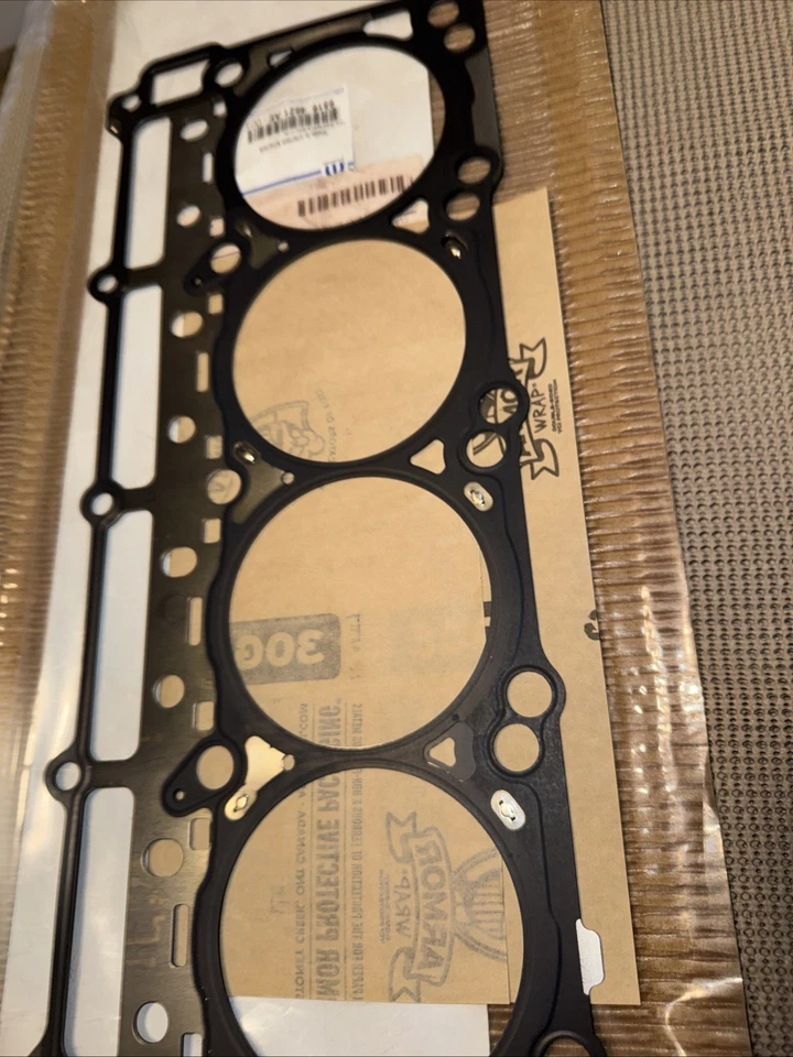 Junta de culata derecha genuina Mopar 2016-2025 Dodge Challenger 68164621AE Foto 3 de 4