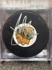 Michael Frolík signed Chicago Blackhawks logo Puck w/cube