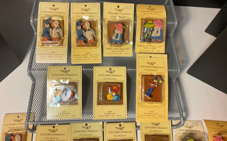 RARO 1983 Concord Miniatures Lote 24 Poli Madera Tallada Placa Estante Sitters LEER Foto 3 de 4