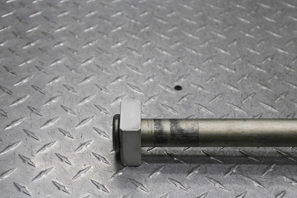 Yamaha YZF R6S 2009 eje de rueda trasera 5SL-25381-10-00 Foto 2 de 4