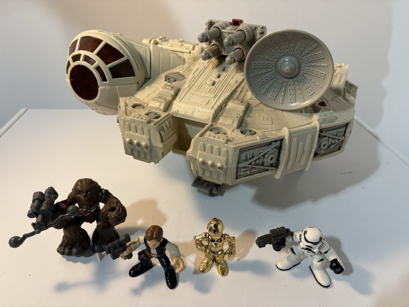 Vintage 2001 Playskool STAR WARS MILLENNIUM FALCON Adventure Playset/ 4 Figures