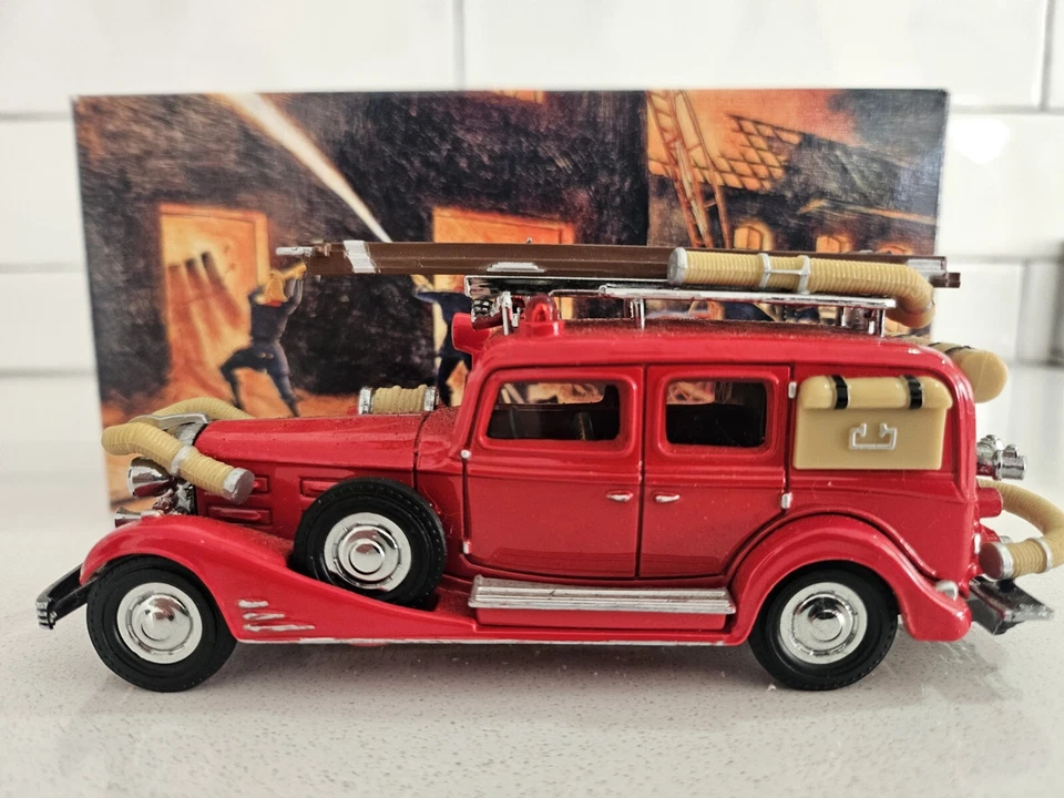 Matchbox Models of Yesteryear YFE-03 1933 Cadillac V-16 Fire Engine Wagon 1:43 - Image 3 of 4