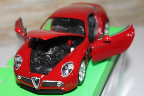 Welly Alfa Romeo 8C Competizione , modello scala 1:24 ROSSO Alfa con scatola - Foto 7 di 9