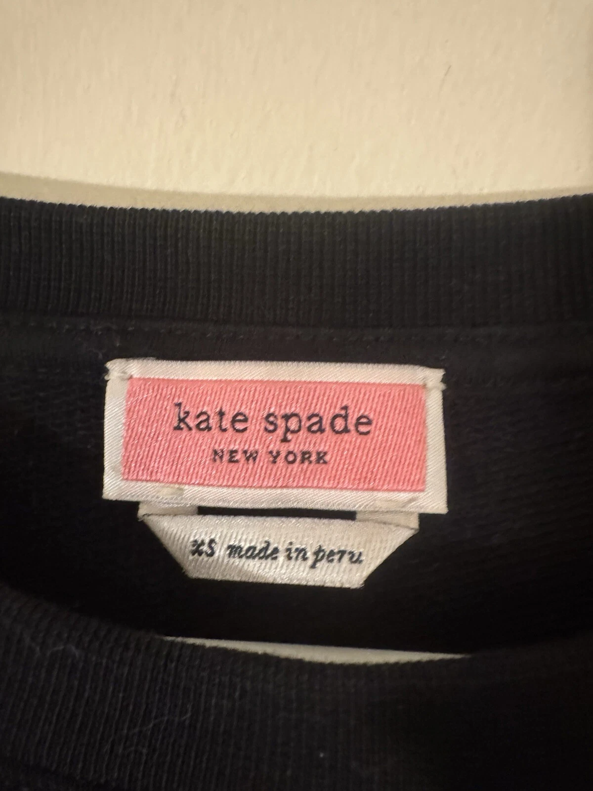 Felpa girocollo Kate Spade nera scintillante con logo ricamato taglia XS