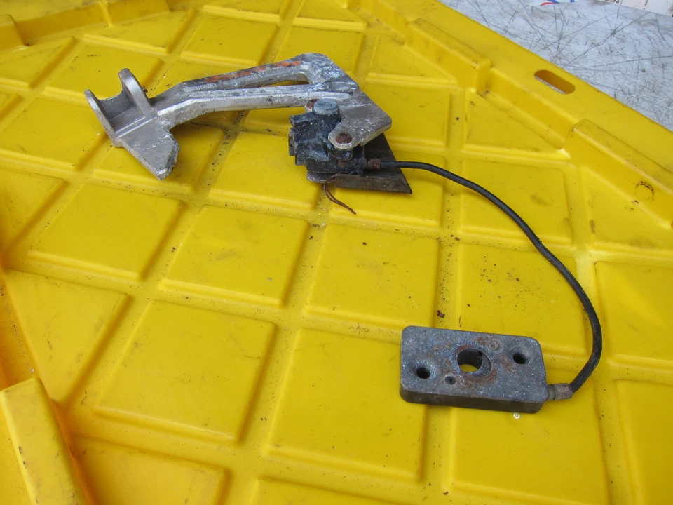 Suzuki Bandit 400 GSF 400 OEM LEFT REAR BACK PASSENGER PEG BRACKET SEAT LOCK - Imagem 4 de 4