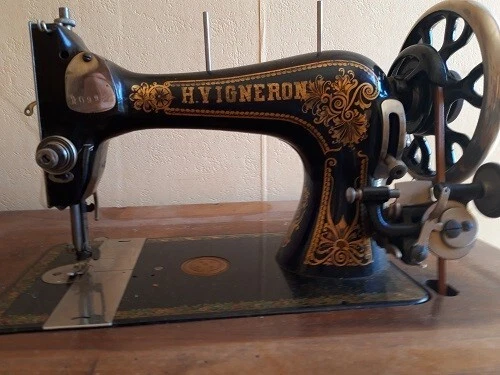 Ancienne machine à coudre H Vigneron - Photo 4/4