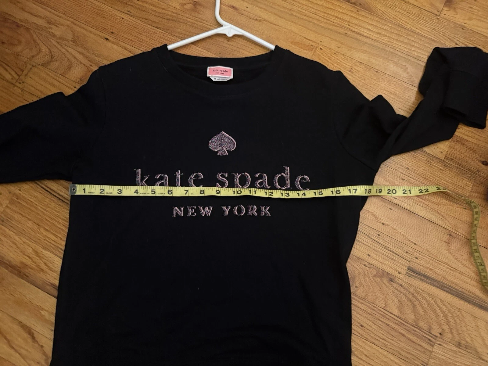 Felpa girocollo Kate Spade nera scintillante con logo ricamato taglia XS