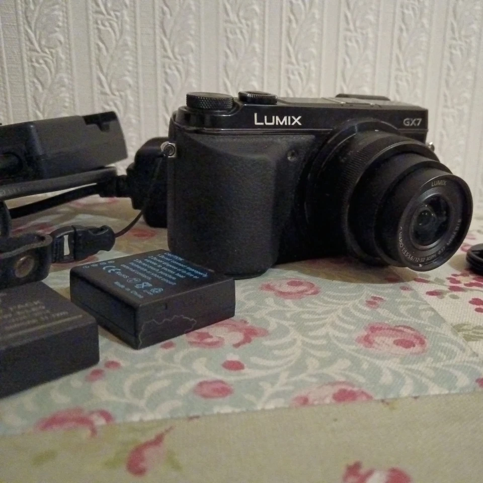 Cámara Panasonic Lumix DMC-GX7 sin probar por lo que repuestos/reparación - por favor leer descripción - Imagen 2 de 4