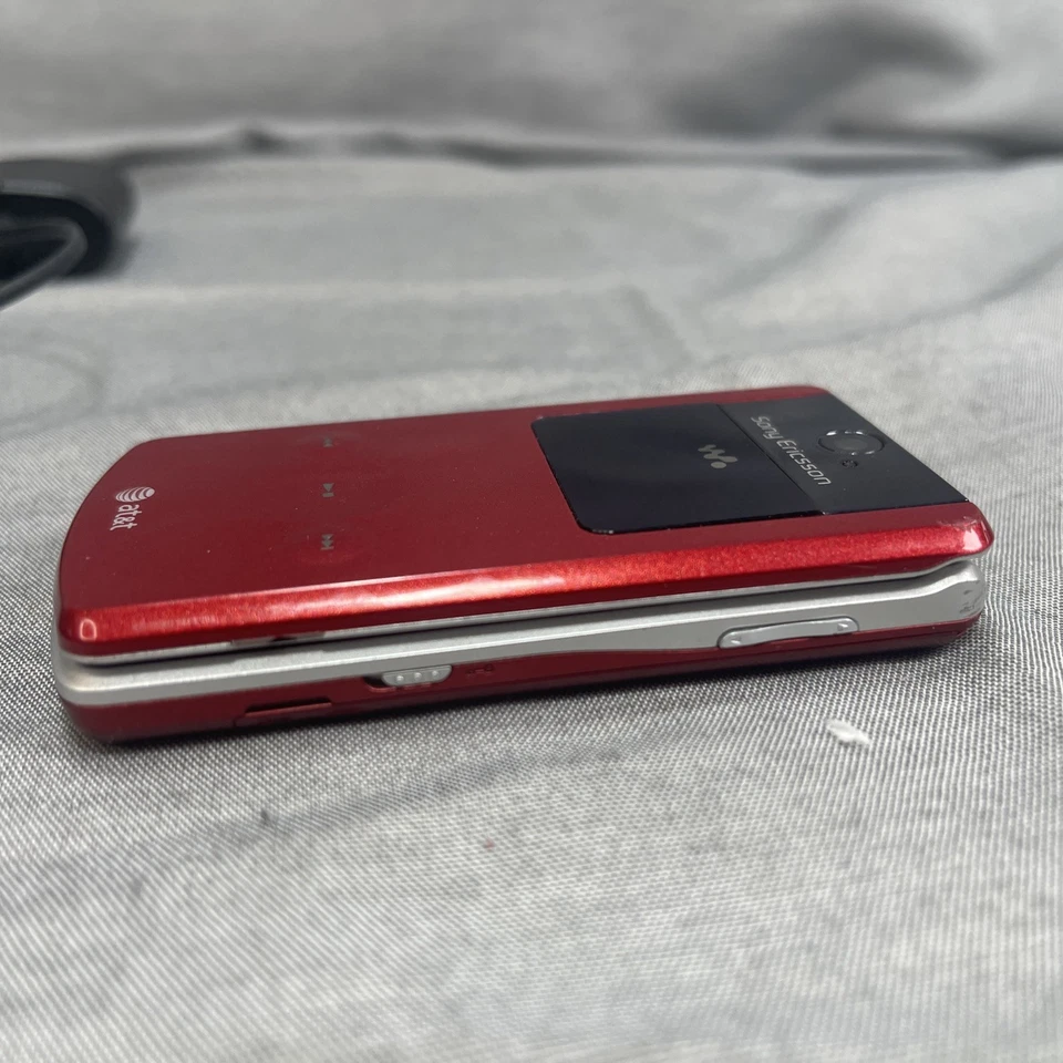 Teléfono plegable Sony Ericsson Walkman W518a rojo y plateado (AT&T) MP3 encendido Foto 4 de 4