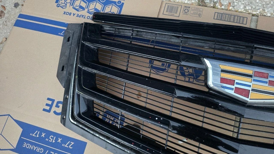 Решетка верхняя для Cadillac Escalade 2015–2020 годов от оригинального производителя с эмблемой и камерой ЧЕРНАЯ - Изображение 3 из 4