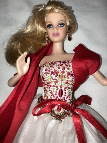 Muñeca Barbie de vacaciones 2010 edición coleccionista vestido rojo y blanco invierno Navidad R4545 - Imagen 4 de 8