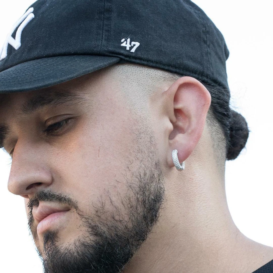 Pendientes de aro redondos enchapados en oro blanco de 14K de plata de ley circonita helada para hombre Foto 4 de 4