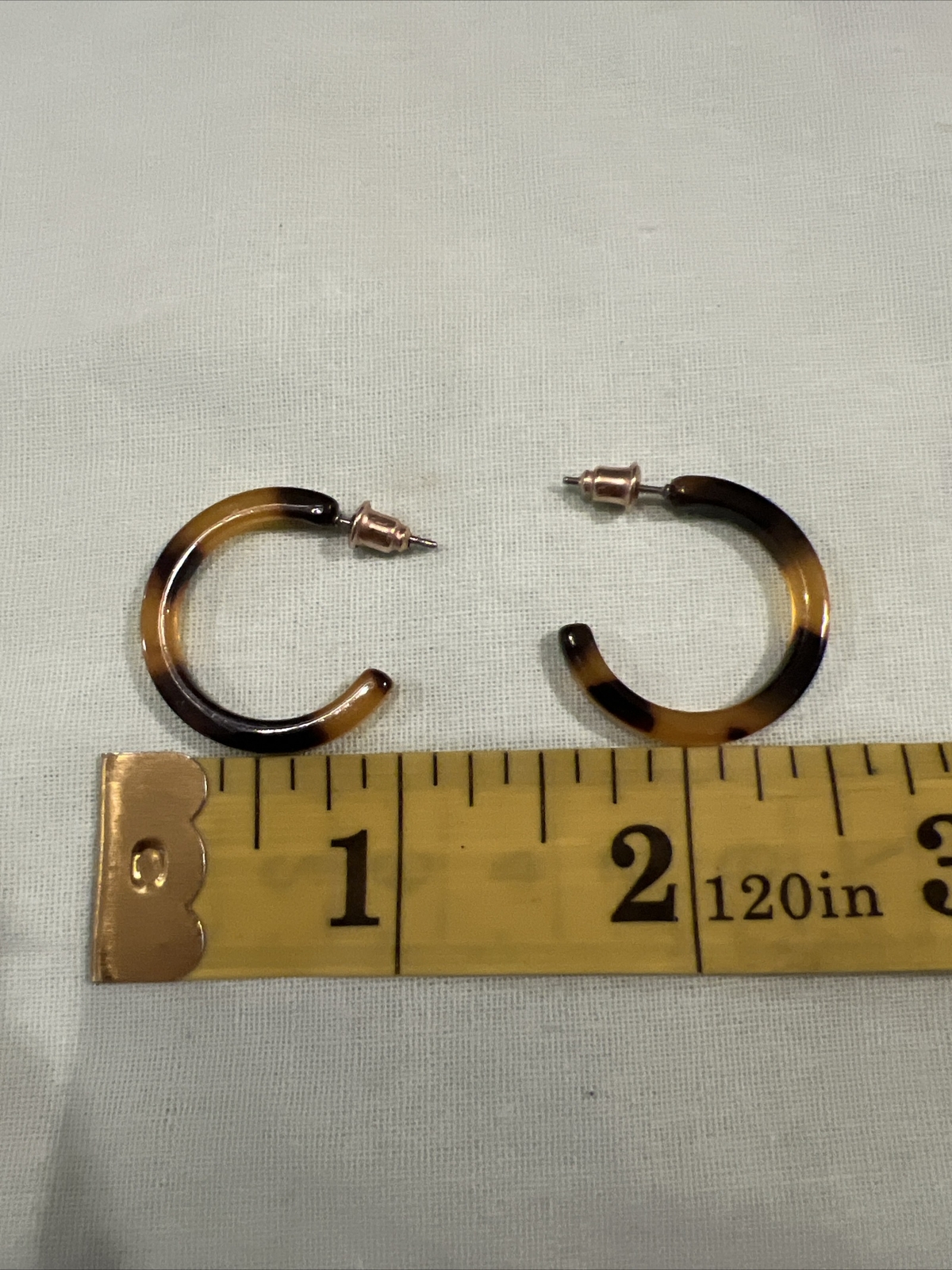 Brown Resin Tortoise Hoop Earrings - Stylish Animal-Inspired Design-image