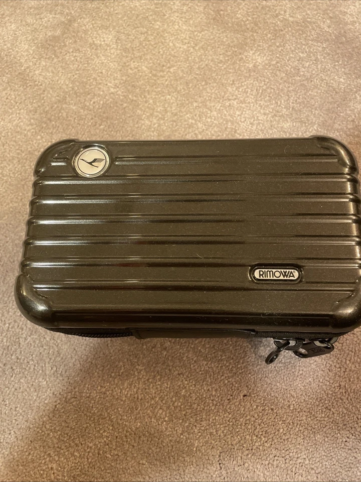 Rimowa Lufthansa Amenity Kit | geöffnet | First Class | Matt - Schwarzer Farbe - Bild 2 von 4