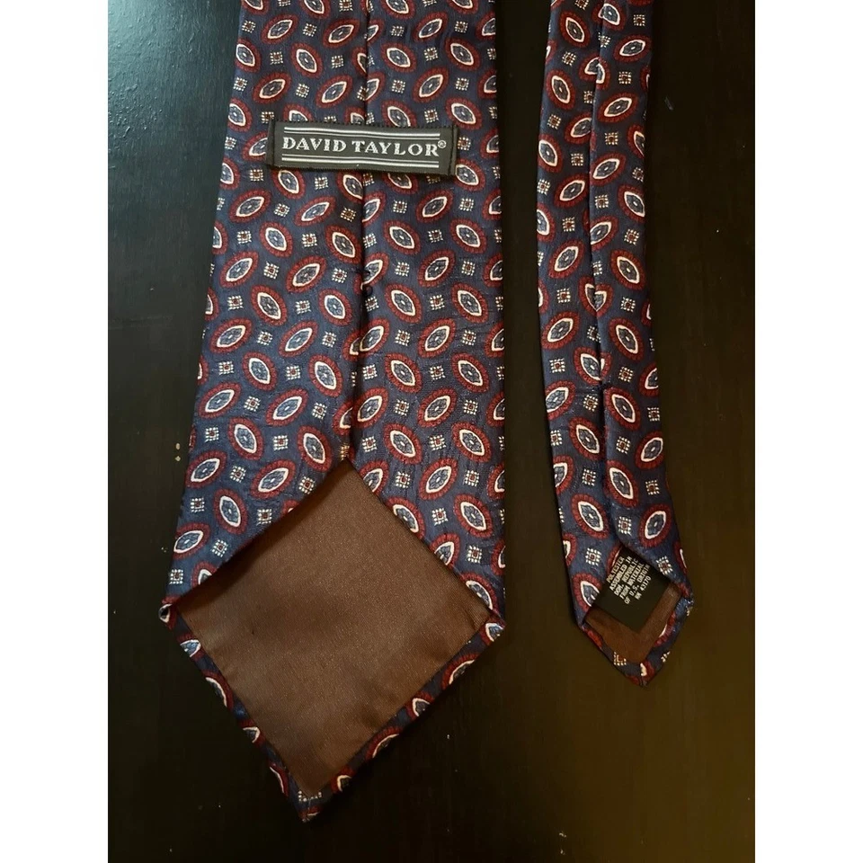 Corbata de poliéster David Taylor para hombre diseño geométrico azul y rojo Foto 4 de 4