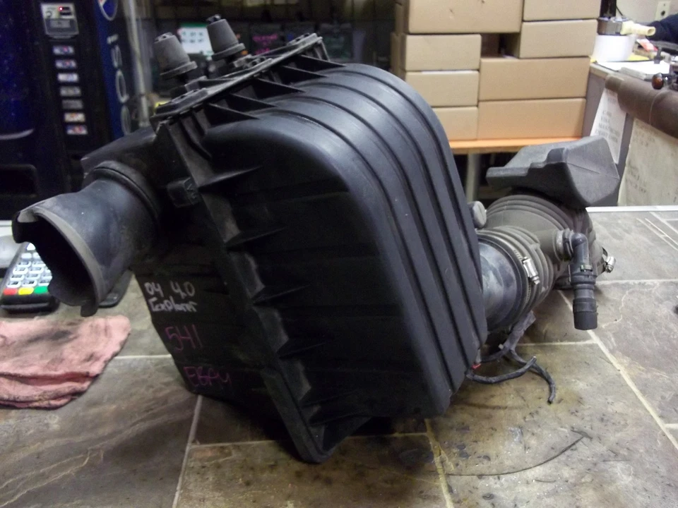 04 05 2004 2005 MERCURY MOUNTAINEER FORD EXPLORER OEM AIR CLEANER AIR BOX TUBE - Image 3 of 4