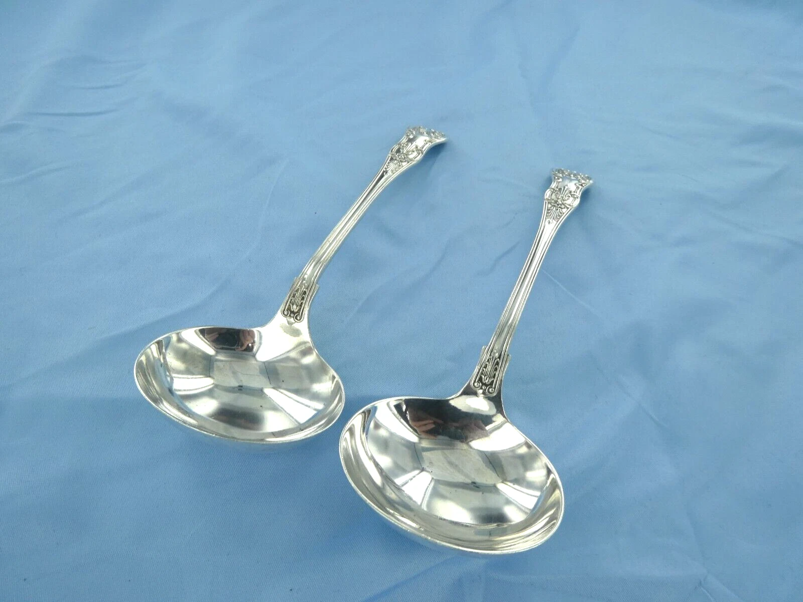 AN ANTIQUE STERLING SILVER PAIR OF QUEENS PATTERN SAUCE LADLES ,BIRMINGHAM 1902.
Opens in a new wind