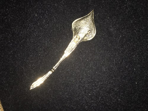 Vintage Unsigned Clear Crystal Pave Textured Gold Tone Calla Lily Brooch - Picture 3 of 6