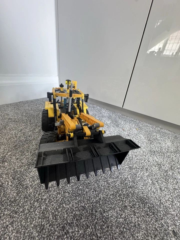 LEGO Technic 8455 Backhoe Loader, photo 2 of 3