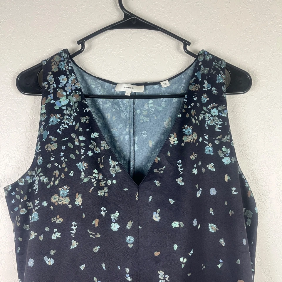 Vestido recto Vince para mujer talla grande floral satinado midi cuello en V asimétrico negro Foto 3 de 4