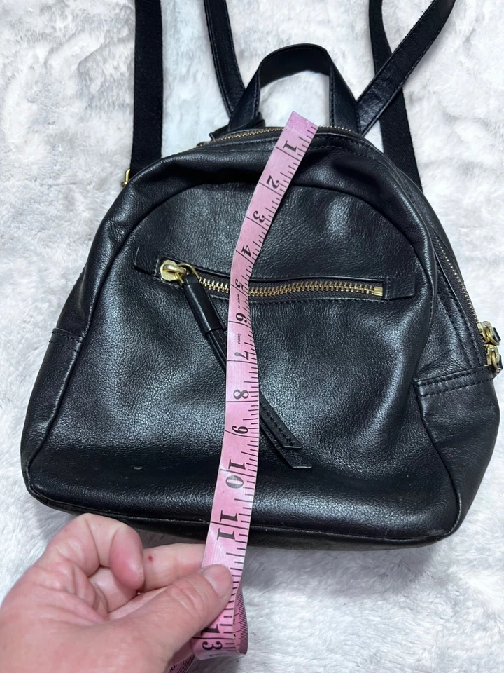 Mini mochila de cuero negro Fossil con cremalleras doradas y correas ajustables Foto 4 de 4