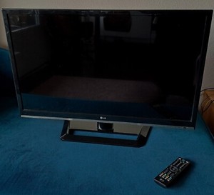 LG  TV, auch als Monitor nutzbar, 42 Zoll, Standfuß drehbar, schwarz