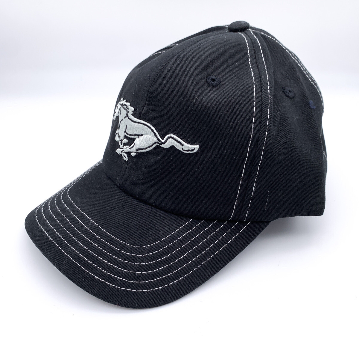 Cappello berretto Ford Mustang nero con logo ricamato pony da corsa grigio licenza