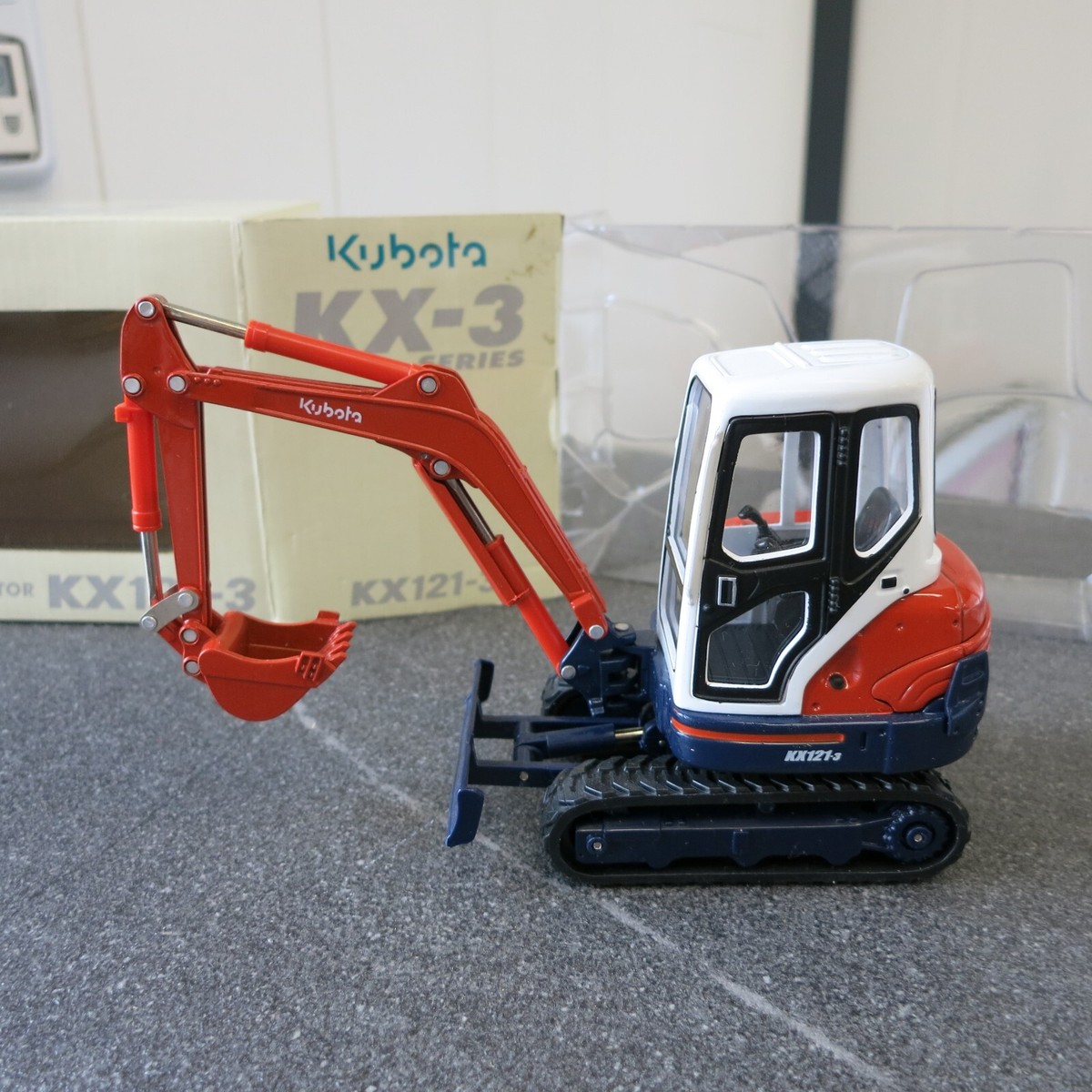 【Kubota KX-3series】ミニチュアKubota KX121-3 Kubota KX121-3 Miniature Excavator KX-3 Series 1/24 Diecast