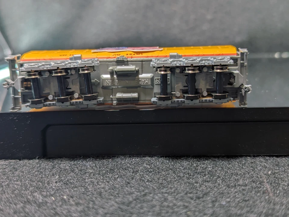 N scale KATO 106-085 UNION PACIFIC WATER TENDER 2 Car set w/flag detail - Image 4 of 4