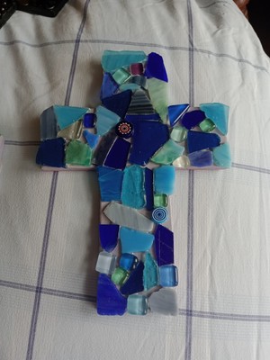 Handgefertigtes blaues Mosaik Glas & Schmuck auf Holz Wanddekoration in Kreuzform