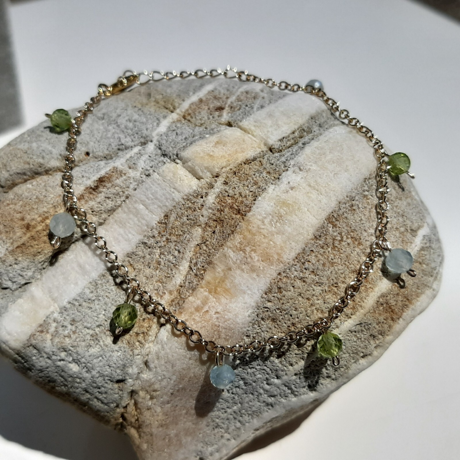 Bracelet aigue-marine et péridot en or jaune éclatant, un bijou de haute joaillerie fine