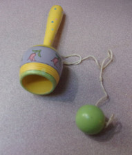 VINTAGE WOODEN CATCH BALL TOY 6"