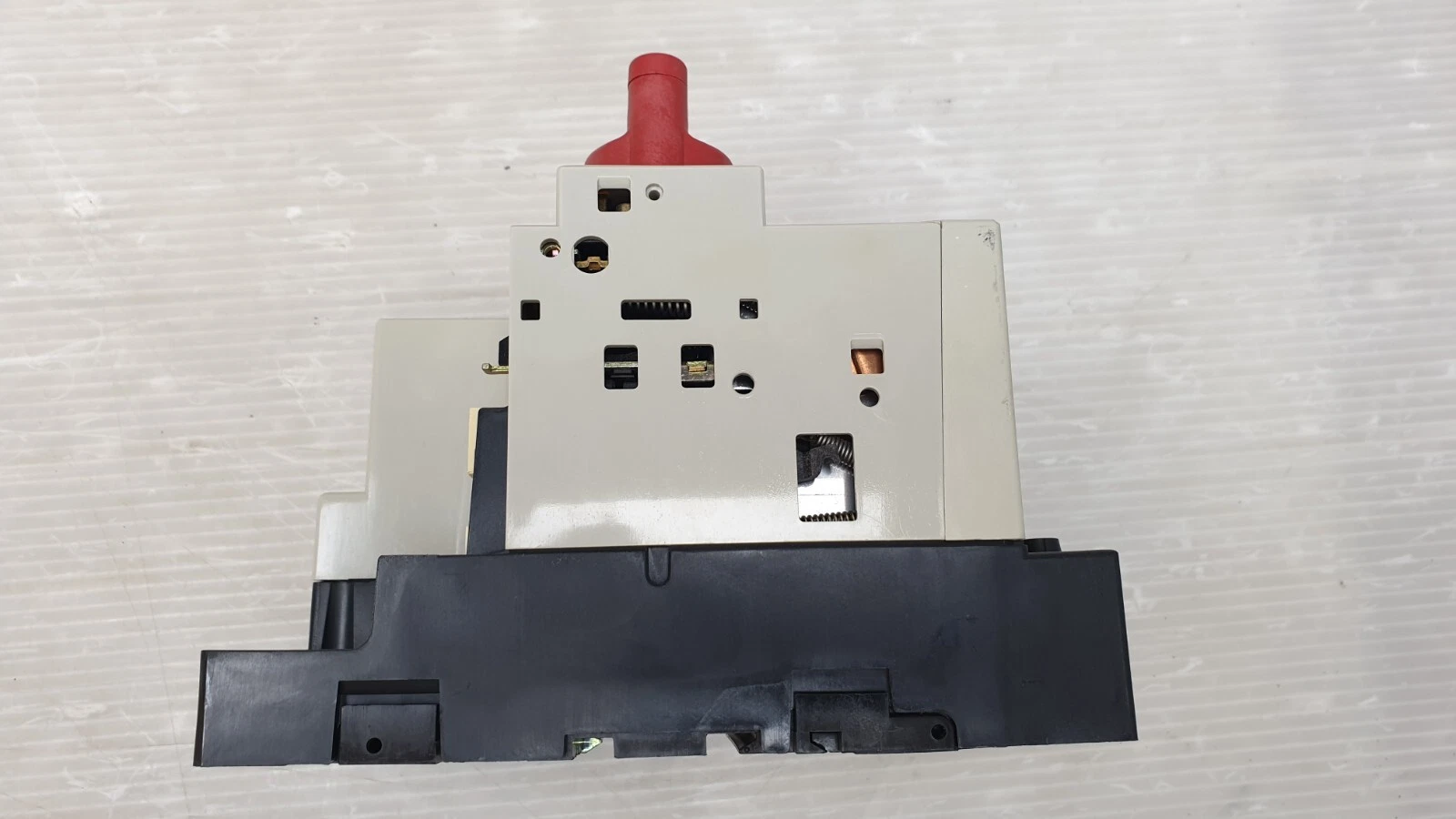 Side view of the Integral 32 starter with red isolating knob and black base