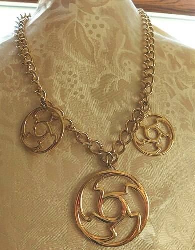 Vintage Signed MONET Gold Tone 20" Necklace Chain w/ 3 Circle Dangles Fan Propel - Picture 2 of 7