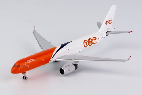 NG Model 40010 1:400 TNT Tupolev Tu-204-120S Reg # SU-EAG