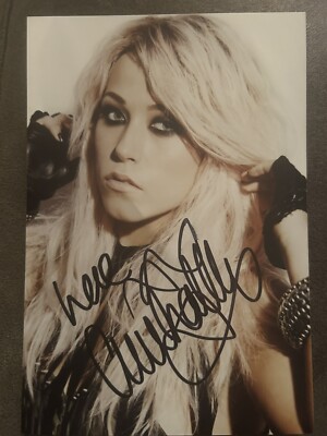 Signiertes Foto Amelia Lily