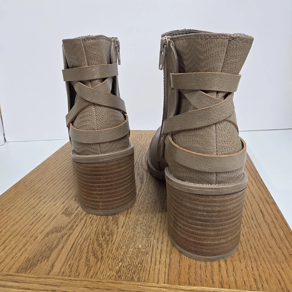 Baretraps Boots Womens Size 8.5 Taupe Hensley Ankle Booties Lug Sole Zip Strappy - Image 4 of 4