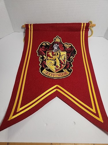 NEW Wizarding World of Harry Potter Gryffindor Crest House Red Felt Banner - Picture 1 of 4