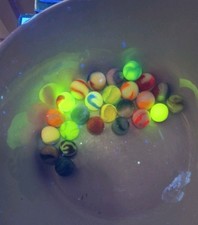 Lot of 25 vintage marbles wv swirls, akro, vitro, cac , peltier and UV. 1