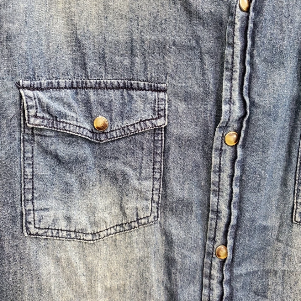 21 Hombres Hombres Camisa Abotonada Pequeña Azul Denim Bolsillos Manga Larga Perla A Presión Foto 3 de 4