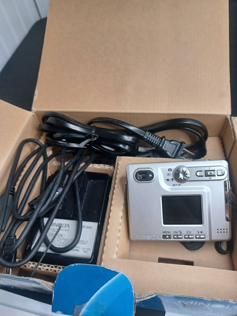 Minolta Dimage XT 3.2 MP Digital Camera 3X Optical Zoom (2786-301