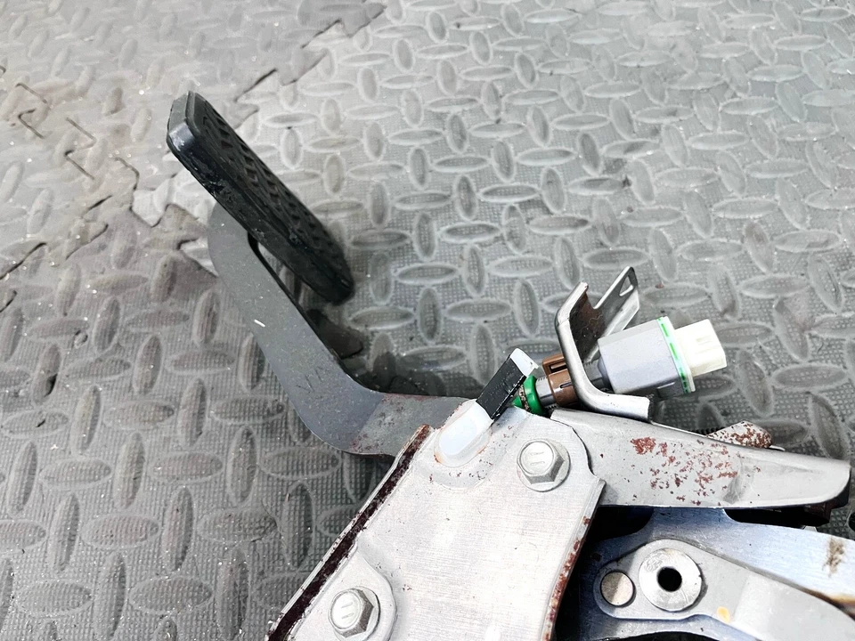 13-18 LEXUS ES350 ES BRAKE FOOT STOP PEDAL ASSEMBLY OEM - Image 3 of 3