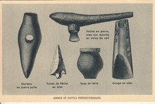 Carte postale ancienne POSTCARD ARMES ET OUTILS préhistoriques hache flèche vase