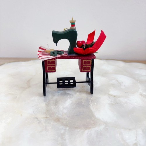 Santa's Workbench Antique Sewing Machine Wood Hanging Christmas Ornament Vtg - Picture 2 of 8